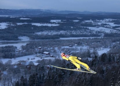 El austriaco Lukas Muelle durante el entrnamiento oficial de la Copa del Mundo de salto de Esquí.