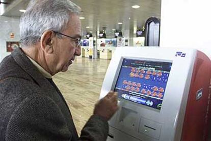 Venta de 'cibertickets' de Iberia en el aeropuerto barcelonés.
