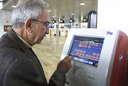 Venta de &#39;cibertickets&#39; de Iberia en el aeropuerto barcelonés.