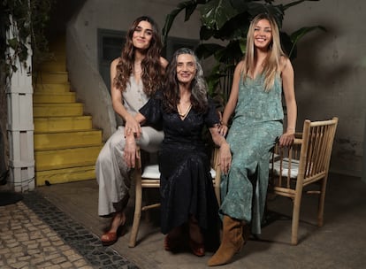 Ángela Molina, en el centro, con sus hijas Olivia (a la izquierda) y María en Madrid, el 15 de marzo, antes de la presentación de su campaña para la firma de moda española Hoss Intropia.