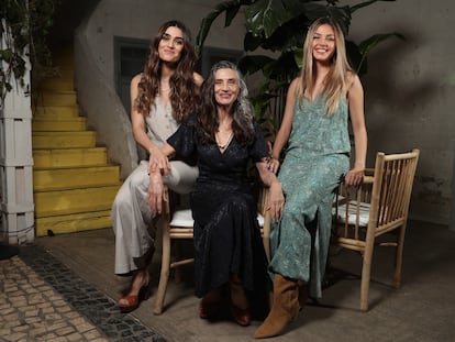 Ángela Molina, en el centro, con sus hijas Olivia (a la izquierda) y María en Madrid, el 15 de marzo, antes de la presentación de su campaña para la firma de moda española Hoss Intropia.