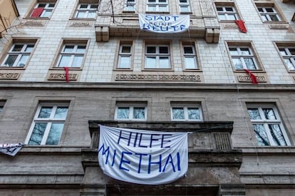 Edificio de la avenida Karl Marx, en la que los inquilinos protestan ante la venta de sus viviendas, en diciembre del año pasado. 