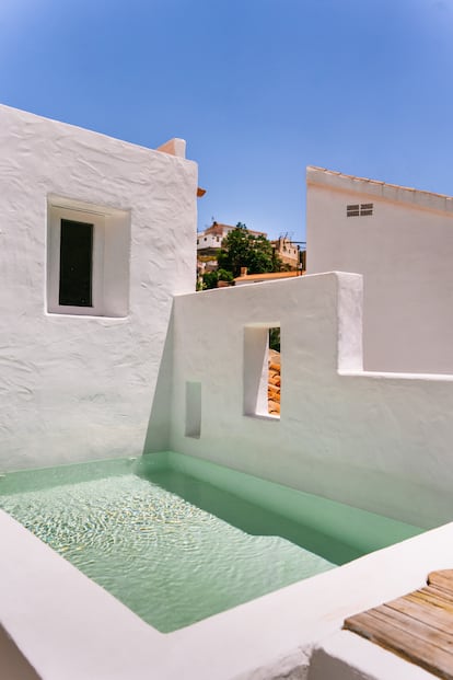 La piscina, climatizada para darse un baño también en invierno, es uno de los elementos estrella de Casa Dolores.
