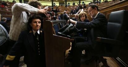 Mariano Rajoy sits next to Deputy Prime Minister Soraya Sáenz de Santamaría during Wednesday's session in Congress.