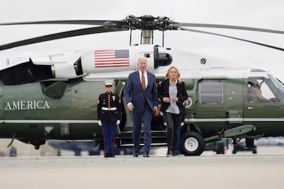 El presidente de Estados Unidos, Joe Biden, y la primera dama, Jill Biden, a punto de embarcar en el Air Force One el viernes pasado en la base militar de Dover (Maryland).