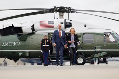El presidente de Estados Unidos, Joe Biden, y la primera dama, Jill Biden, a punto de embarcar en el Air Force One el viernes pasado en la base militar de Dover (Maryland).