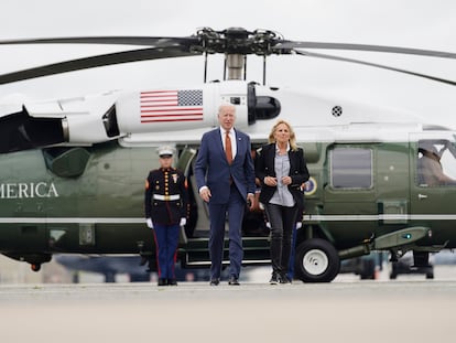 O presidente dos Estados Unidos, Joe Biden, e sua mulher, Jill Biden, se preparam para embarcar no avião presidencial Air Force One, na sexta-feira passada, na base militar de Dover (Maryland).