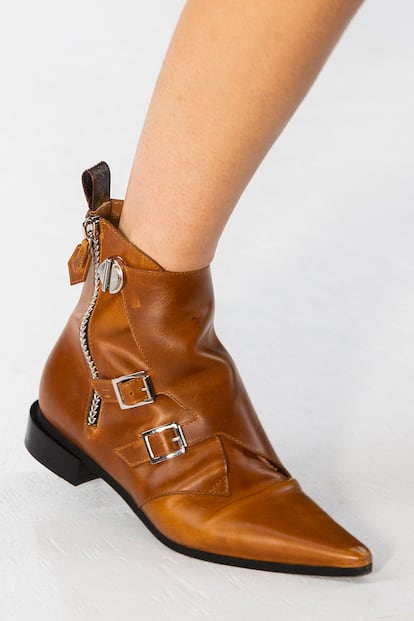 Estos botines de Louis Vuitton, que en realidad pertenecen a su colección para la próxima temporada, nos inspiran de cara a este otoño-invierno. Planos, con una punta discreta y perfectos tanto para llevar con falda como con pantalón.