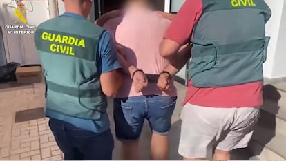 Detenido en una captura de un vídeo de la Guardia Civil publicado en X.