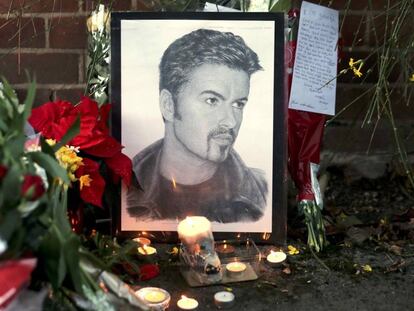 Tributo a George Michael en las afueras de su casa.