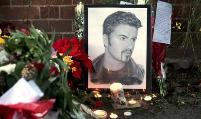 Tributo a George Michael en las afueras de su casa.