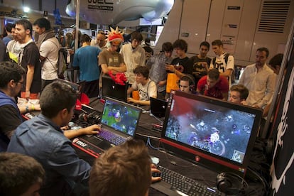 Varios asistentes en la pasada edición de Madrid Games Week.