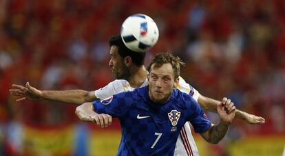 Ivan Rakitic y Sergio Busquets momentos antes de golpear de cabeza.