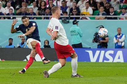 Disparo de Kylian Mbappe  en la jugado que ha supuesto su segundo gol frente a Polonia. 