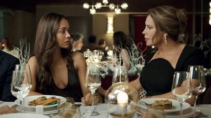 Karla Sofía Gascón y Zoe Saldaña en una escena de 'Emilia Pérez'.