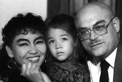 Raymond Nakachian, con su esposa y su hija Melodie, despu&eacute;s de que la peque&ntilde;a fuera liberada.