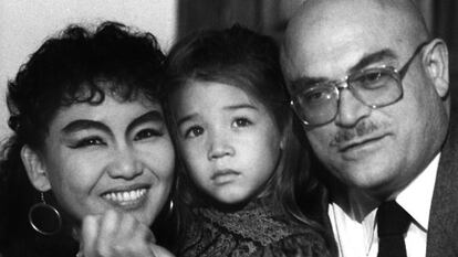 Raymond Nakachian, con su esposa y su hija Melodie, después de que la pequeña fuera liberada.