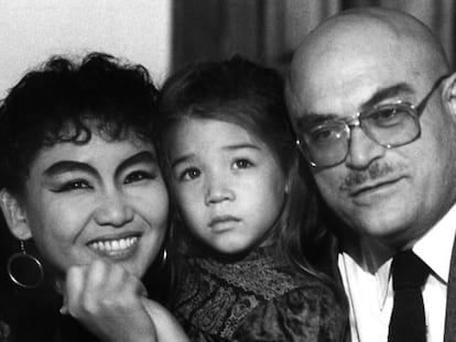 Raymond Nakachian, con su esposa y su hija Melodie, despu&eacute;s de que la peque&ntilde;a fuera liberada.