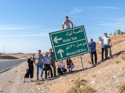 Joan Torres (el primero a la derecha), con un grupo de un viaje de Against the Compass, en el Kurdistán iraquí.