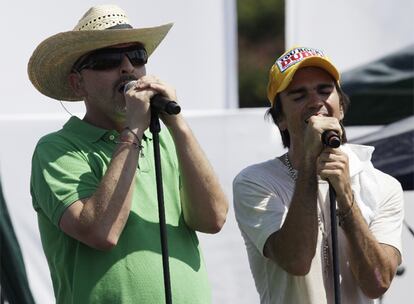 Los cantantes Juanes y Miguel Bose durante los ensayos del concierto 'Paz sin Fronteras' en la Plaza de la Revolución de la Habana.
