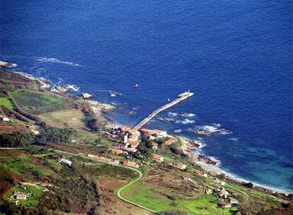 Imagen aérea de la zona construida en la isla de Ons.