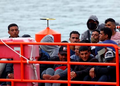 Inmigrantes desembarcan en el muelle de Arguineguín el lunes 14 de septiembre.