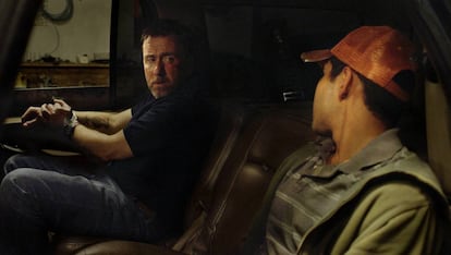 Tim Roth y Krystian Ferrer, en '600 millas'.