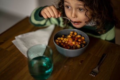 El hijo de Ana Opazo comiendo uno de sus platos veganos, el 13 de febrero en Verín (Ourense).