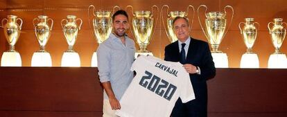 Carvajal posa junto a Florentino Pérez, presidente del Madrid.