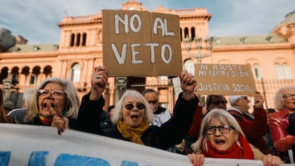 Un grupo de mujeres participa en la protesta de jubilados contra el veto presidencial a una ley de aumento de las pensiones celebrada en Buenos Aires el 2 de septiembre.