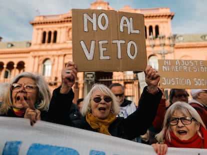 Un grupo de mujeres participa en la protesta de jubilados contra el veto presidencial a una ley de aumento de las pensiones celebrada en Buenos Aires el 2 de septiembre.