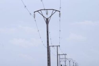 Vista de unas torres del tendido el&eacute;ctrico. 