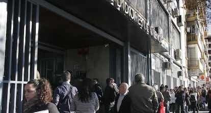 Una imagen de la cola frente a la Escuela Oficial de Idiomas de Valencia esta ma&ntilde;ana