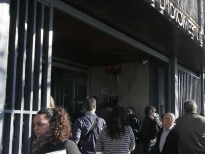 Una imagen de la cola frente a la Escuela Oficial de Idiomas de Valencia esta mañana