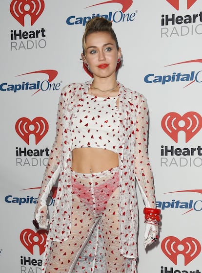 <strong>Miley Cyrus. </strong>La cantante concedió una entrevista este año a ‘Billboard’ en la que confesó que por primera vez en muchos años no fumaba marihuana. “No he fumado marihuana en tres semanas, lo que es lo más largo que he aguantado. No estoy drogándome. No estoy tomando alcohol. Estoy completamente limpia. Eso era algo que quería hacer”, dijo abiertamente a la revista. Una decisión que tomó de cara a grabar y promocionar su último disco. “Me gusta rodearme de personas que me hacen sentir mejor, más evolucionada, abierta y estaba notando que no se trata de las personas que fuman. Solo quiero estar superlimpia, porque sé exactamente donde quiero estar”, remató.