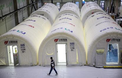 Laboratorios portátiles para procesar test de covid-19 en Qingdao.