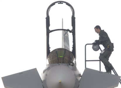 El Príncipe de Asturias sube al cazabombardero Eurofighter ayer en la base aérea de Morón