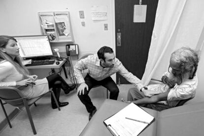 BALTIMORE, MD - NOVEMBER 22: Inside the urology clinic, Keith Boissiere (R) has his dialysis fistula inspected by Andrew C. Kramer, MD, associate professor of surgery, University of Maryland School of Medicine and urologist (C) as Meagan Dunne, MD, Urology Resident (L) looks on at University of Maryland Medical Center on November 22, 2016 in Baltimore, Maryland. The 'Running Man' has suffered from obstructive uropathy, essential hypertension, bradycardia, nonischemic cardiomyopathy, and vertigo, among other symptoms - all which started with a benign prostatic hyperplasia, or BPH, diagnosis. Many of these played a role in his kidneys only functioning at thirty percent - and was diagnosed with Stage 4 of Chronic Kidney Disease. He underwent a procedure to install an arteriovenous fistula so that he could receive his first - and only round of dialysis - to date. Additionally, he was also placed on a kidney donor recipient list. His visit with Dr. Kramer was a followup prescribed by his primary physician regarding past surgery on his prostate. Keith Boissiere has been running nearly every day for the past three decades - averaging more than 20 miles per day - for his health. Many residents only know the enigmatic figure by his nickname of the 'Running Man.'   Patrick Smith/Getty Images/AFP
== FOR NEWSPAPERS, INTERNET, TELCOS & TELEVISION USE ONLY ==