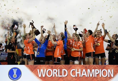 La selección española femenina de balonmano se ha colgado la medalla de plata en el Mundial de Japón 2019 después de caer en la final ante Países Bajos (29-30). En la imagen, el cuadro neerlandés tras coronarse Campeonas del Mundo en Kumamoto (Japón).