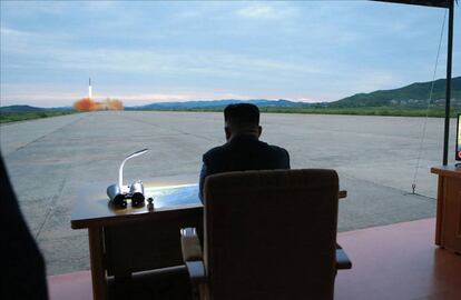 El líder norcoroeano Kim Jong-un observa el lanzamiento de uno de sus misiles