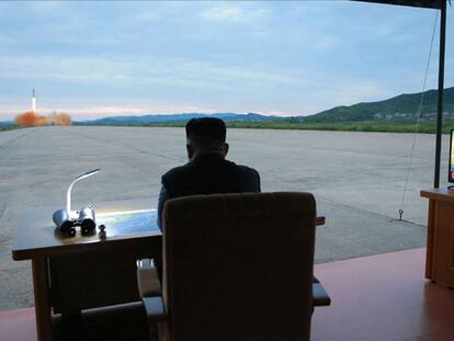 El l&iacute;der norcoroeano Kim Jong-un observa el lanzamiento de uno de sus misiles