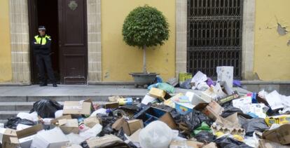 Basura acumulada frente al Ayuntamiento de Jerez como consecuencia de la huelga de basureros.
