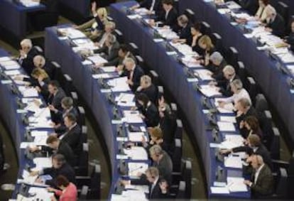 Eurodiputados asisten a una sesión plenaria del Parlamento Europeo (PE), en Estrasburgo (Francia) hoy.