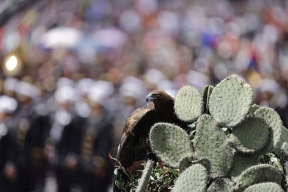 Durante la ceremonia cívica militar, se realizaron representaciones de la historía de México.