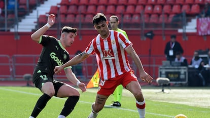 Valery, del Girona, disputa un balón ante el defensa del Almería Marc Pubill.