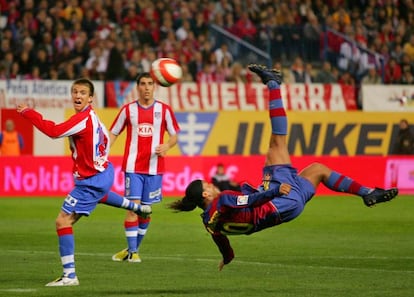 Ronaldinho remata de chilena el primer gol del Barcelona durante un encuentro de Liga disputado frente al Atlético de Madrid el 1 de marzo de 2008.