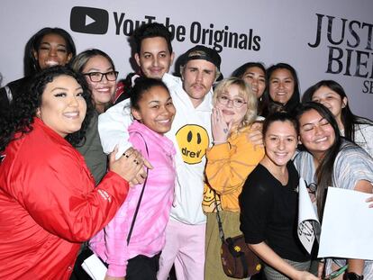 Justin Bieber posa con sus seguidores en la presentación de ‘Seasons’ en Los Ángeles, el 27 de enero. / STEVE GRANITZ (WIREIMAGE)