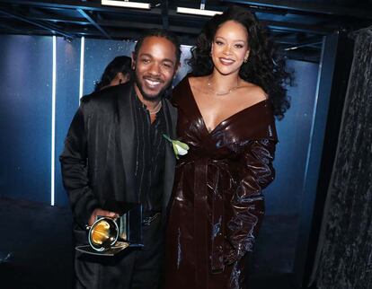 Kendrick Lamar ganó el Grammy a mejor canción de rap por Loyalty, que cuenta con la colaboración de Rihanna. Alexandre Vauthier firma el look de la de Barbados.