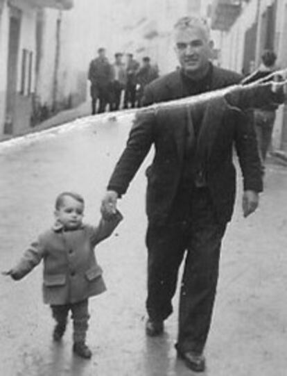 El alcalde gallego de Ginebra, con su abuelo Manuel en Corme a principios de los sesenta.