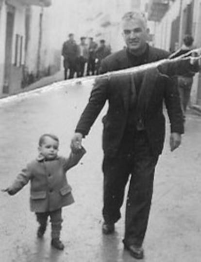 El alcalde gallego de Ginebra, con su abuelo Manuel en Corme a principios de los sesenta.